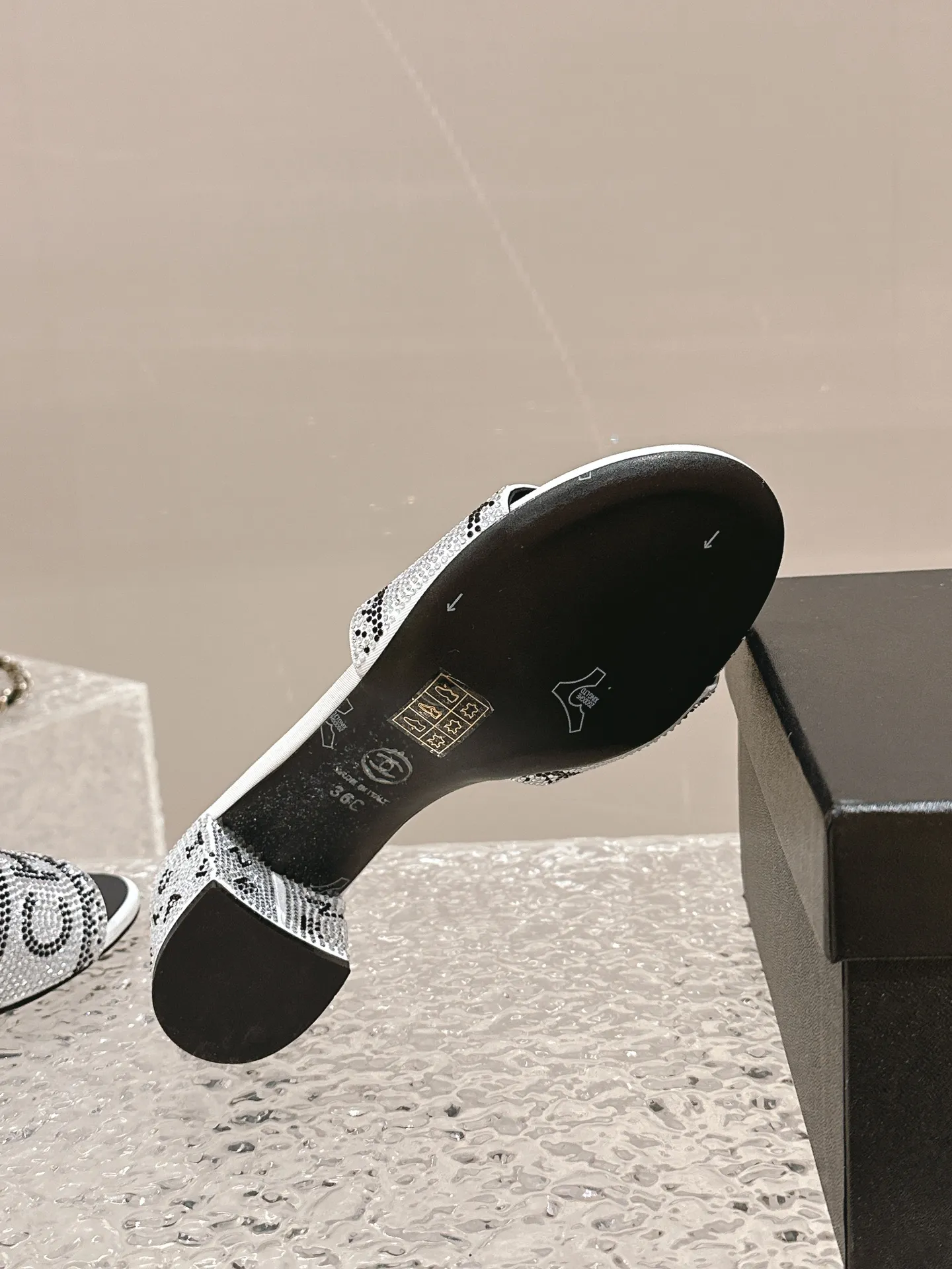 👟👟Ex-factory price 460👟👟 Xiaoxiang Chanel rhinestone slippers with large black rhinestone letters, these really blingbling slippers are full of rhinestones. They are both classic and artistic, and can be styled as you like when going out on the street every day. The characteristic is that the hot diamonds are particularly shiny. They are made with heavy craftsmanship and are not easy to fall off. They have a sexy and versatile temperament for ladies. Color: black, white. Heel height 5 cm. 35-41